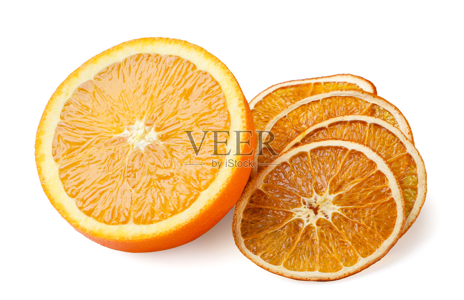 干橙子果片和半个特写，白色背景，孤立展示。照片摄影图片