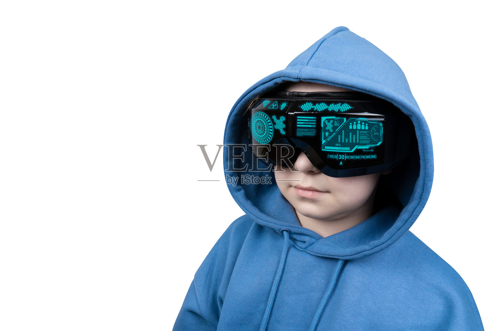 戴着虚拟现实头盔、带有HUD界面的女孩肖像，穿着蓝色连帽衫照片摄影图片