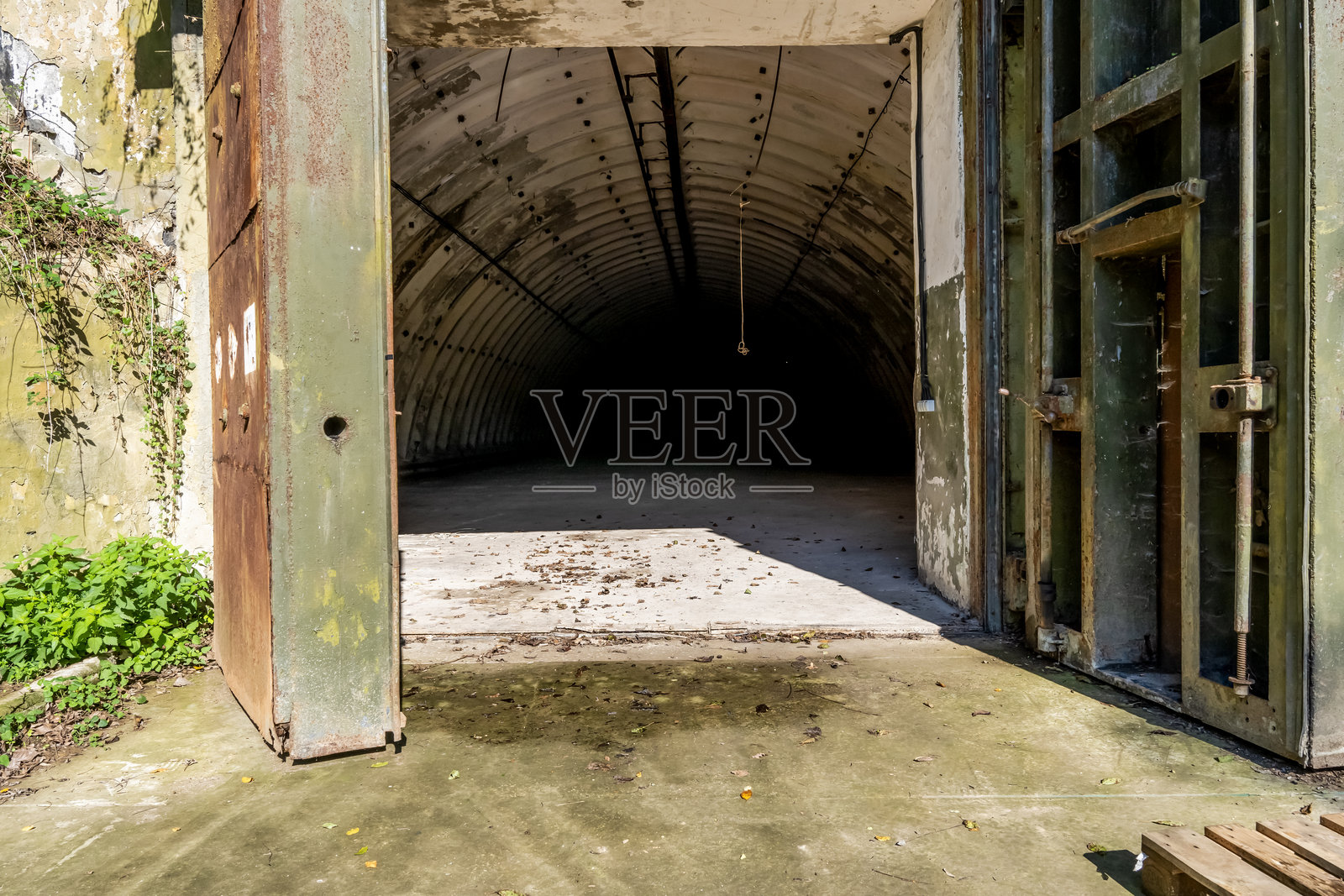 废弃的旧军用机库照片摄影图片