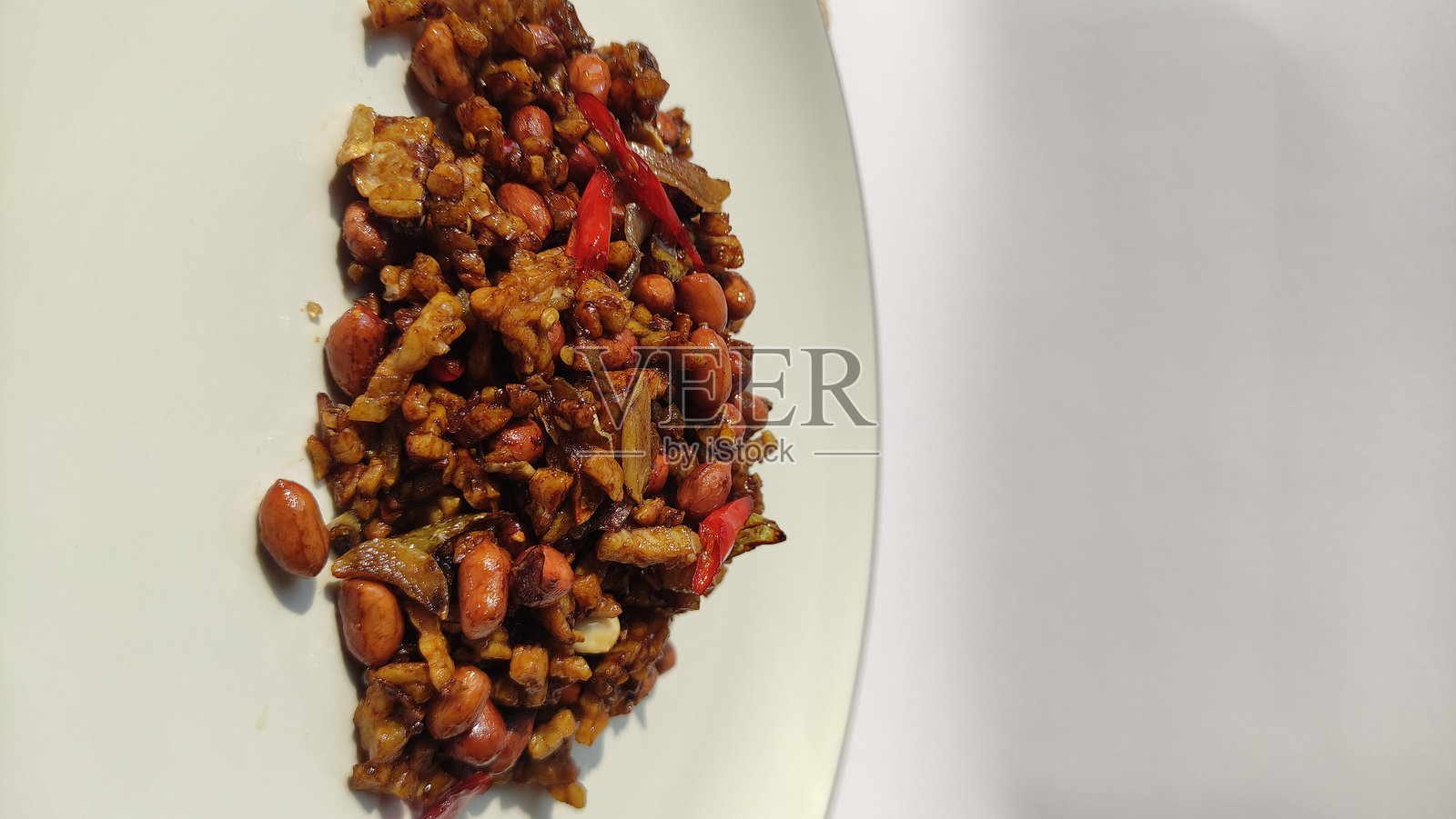 印尼菜单上的一道菜是炒天贝，味道鲜美、甜中带辣。照片摄影图片