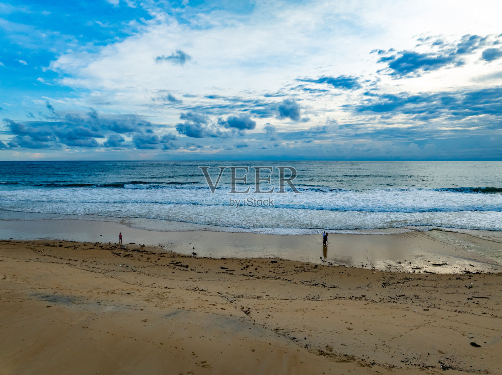 蓝色海面水纹背景的鸟瞰图，惊人的阳光反射，阳光明媚的热带海洋上波浪水面纹理的无人机航拍视角照片摄影图片