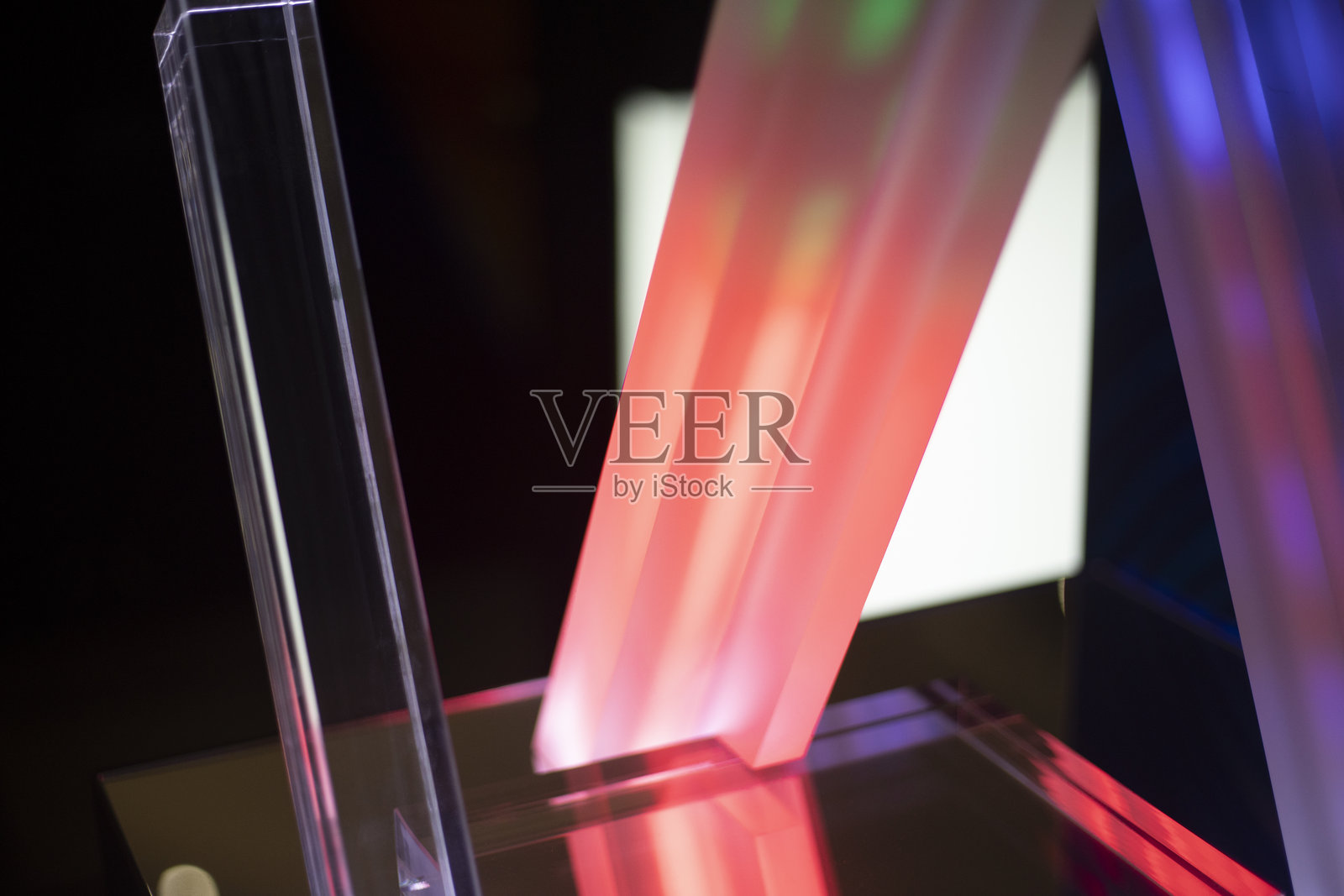 彩色平台。塑料灯具。现代物体照明。照片摄影图片