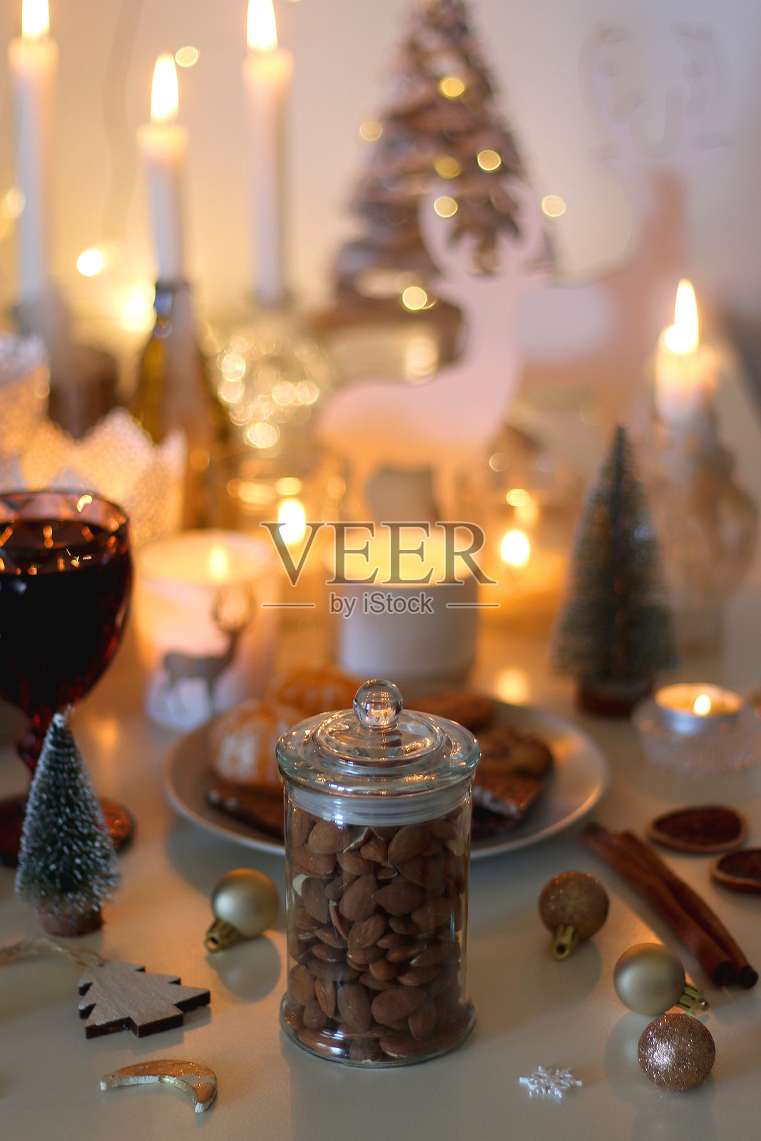 节日装饰、零食、饮料和蜡烛照片摄影图片