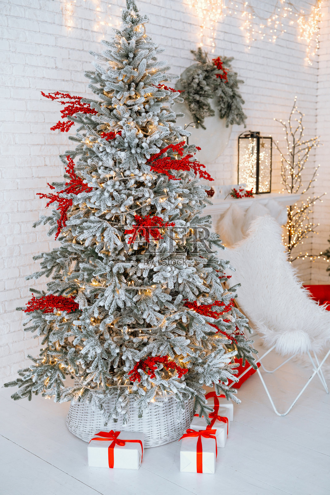 装饰着礼物和冬季装饰的节日圣诞树照片摄影图片