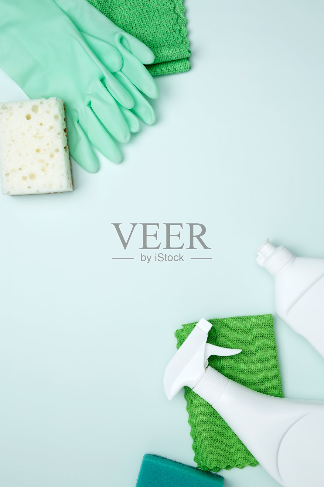 清洁用品和工具，包括瓶子、手套、海绵和布。清洁和卫生的概念照片摄影图片