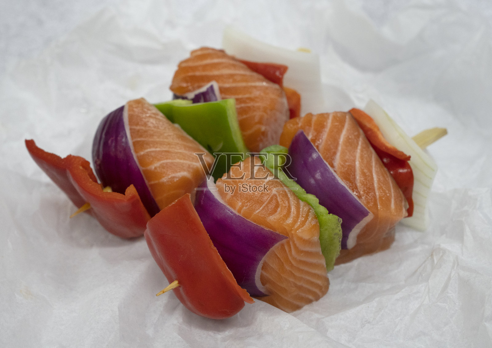 生鲜三文鱼和蔬菜串的视图照片摄影图片