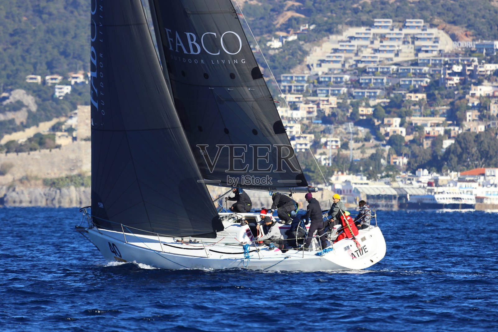 帆船在爱琴海的蓝色海水中迎风航行，地点位于著名的度假胜地博德鲁姆的海岸。照片摄影图片