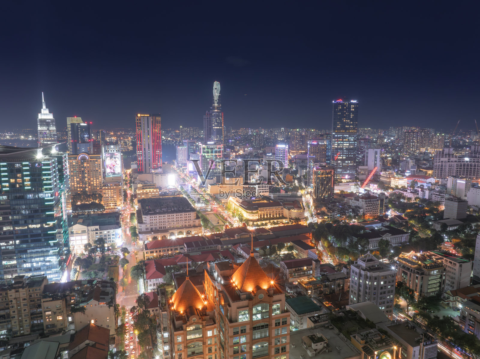 越南胡志明市的夜间航拍景观，展示了发展中的建筑、交通和能源基础设施，以及金融和商业中心。照片摄影图片