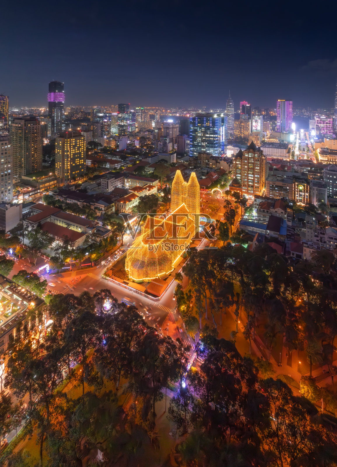 越南胡志明市的夜间航拍景观，展示了发展中的建筑、交通和能源基础设施，以及金融和商业中心。照片摄影图片