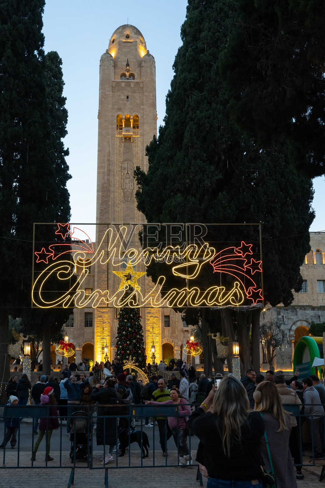 YMCA圣诞市场。壮观而多彩的圣诞树和圣诞花环照片摄影图片