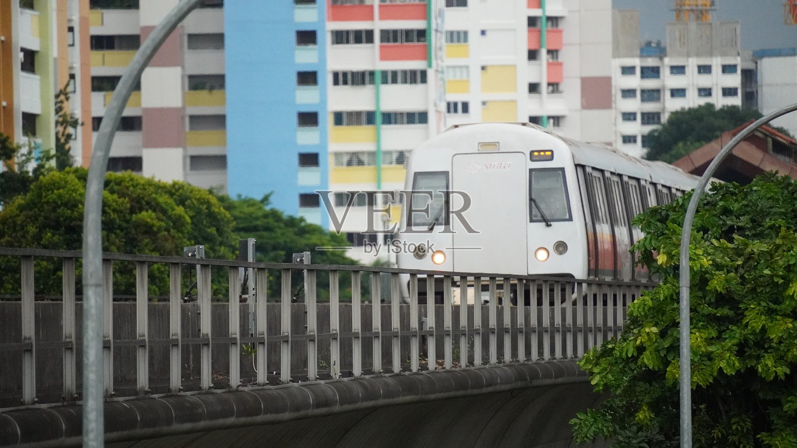 义顺城市线的地铁列车照片摄影图片