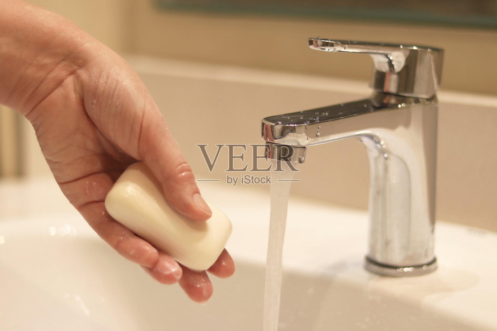 女人在浴室的水槽上洗手照片摄影图片