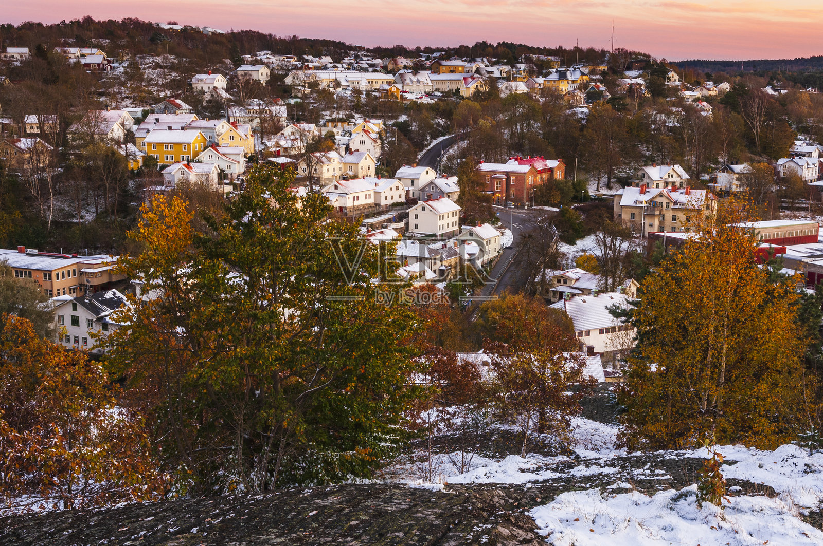从高处俯瞰村庄的黄昏光景照片摄影图片