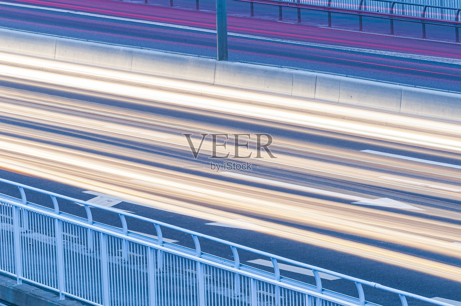 夜间高速公路上的光轨照片摄影图片