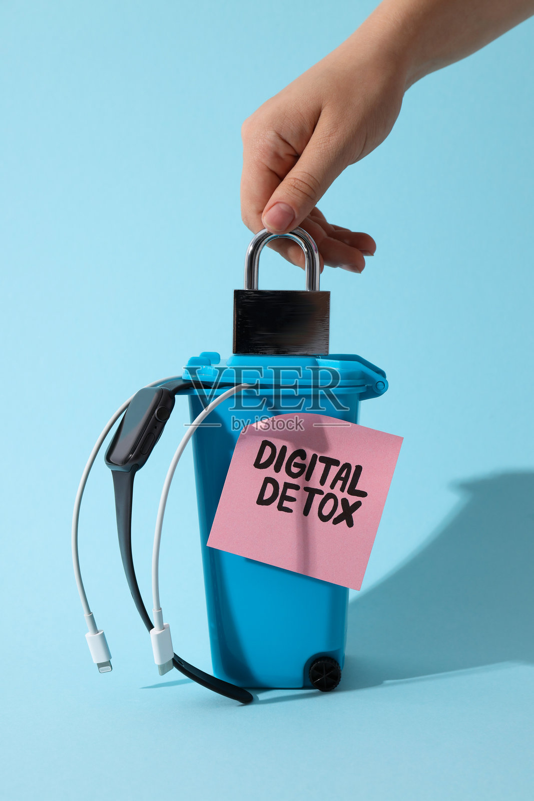 带有“数字排毒”字样的垃圾桶照片摄影图片