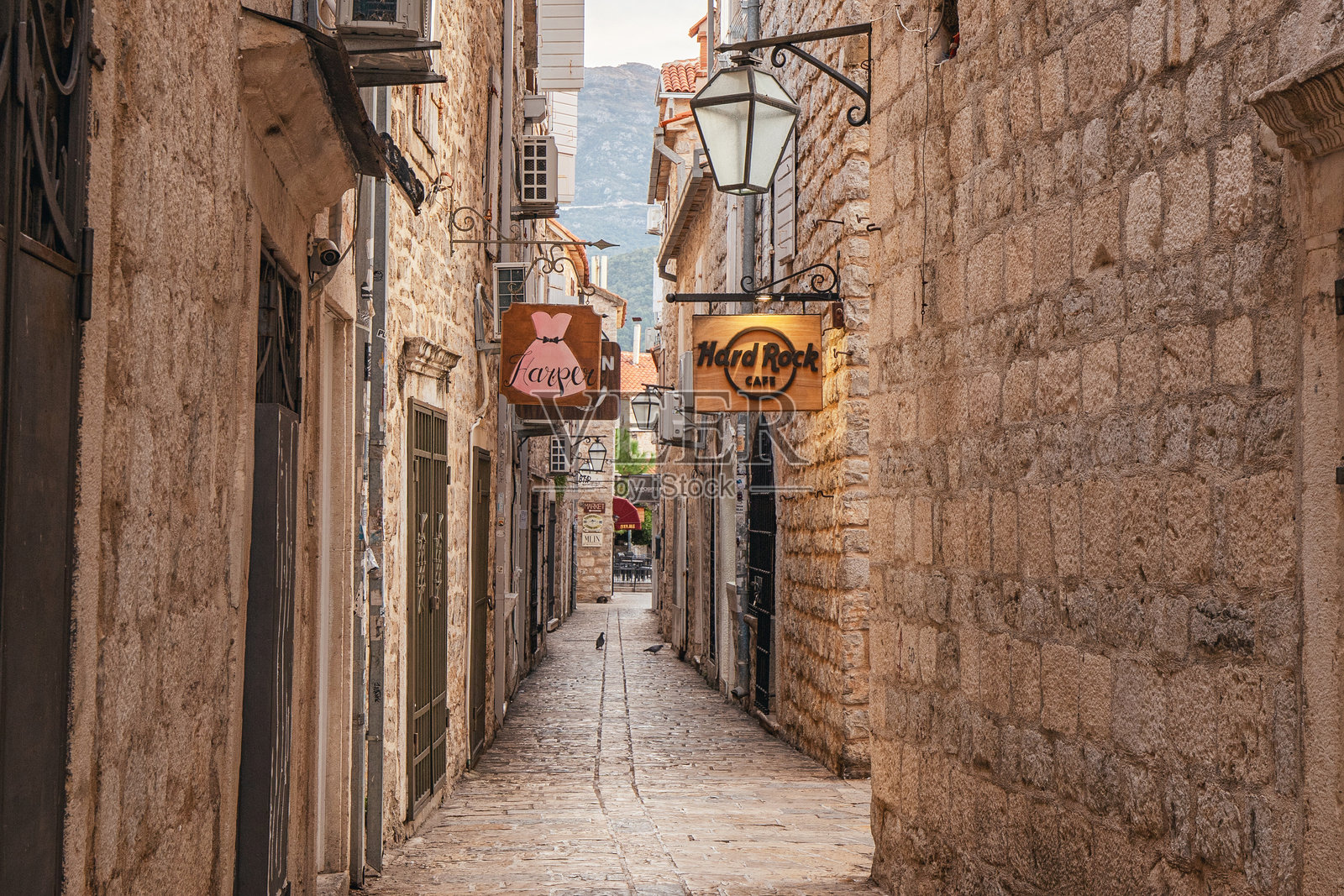 布德瓦老城的石铺狭窄小巷，周围有商店和餐馆照片摄影图片