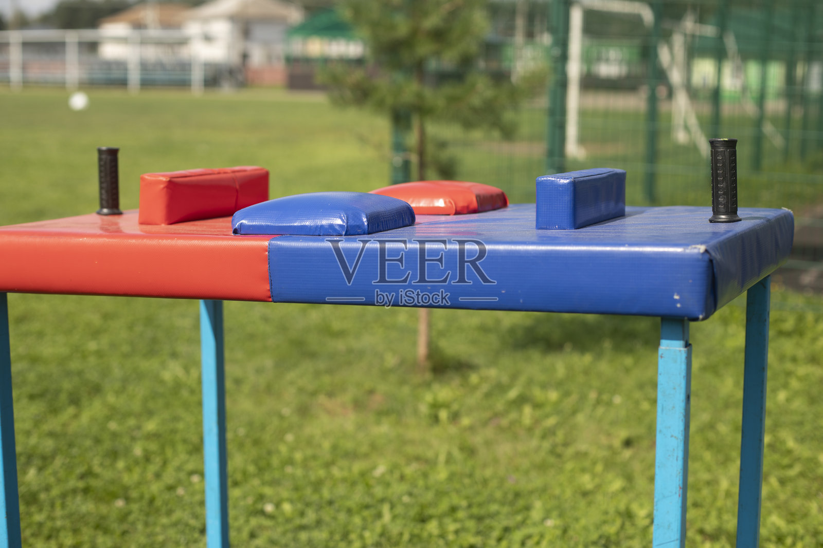 臂力训练机。用于增强手臂力量的运动器材。摔跤比赛上的设备。照片摄影图片