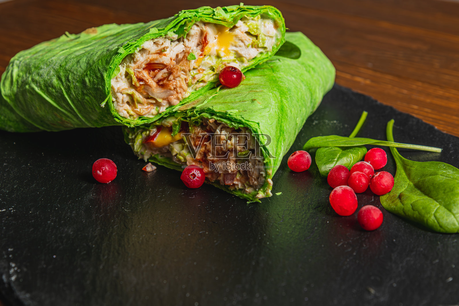 自制香料鸡肉沙威玛，内含菠菜、蔬菜和蔓越莓照片摄影图片