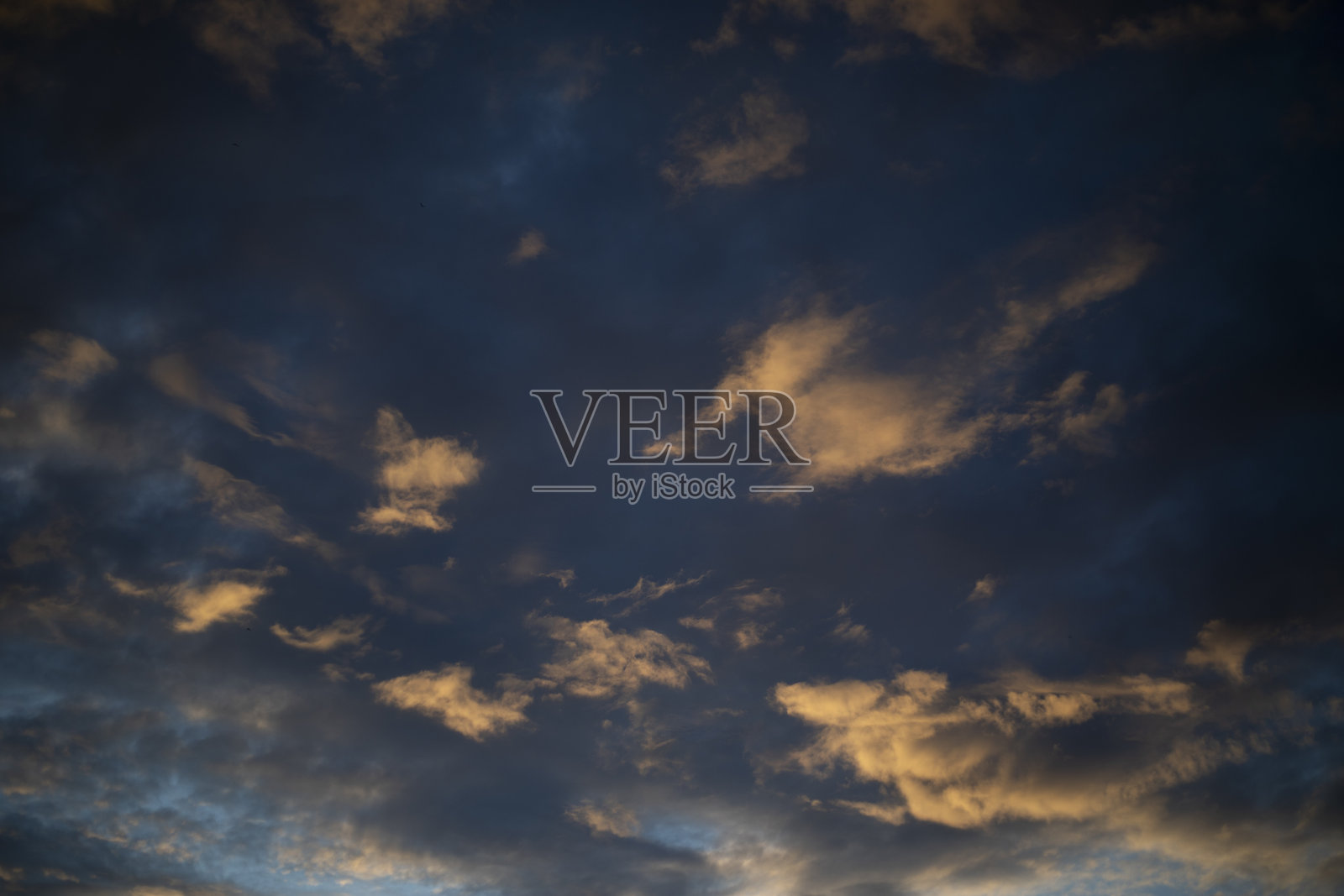 傍晚的天空。落日照亮了云彩。云上的光线。照片摄影图片