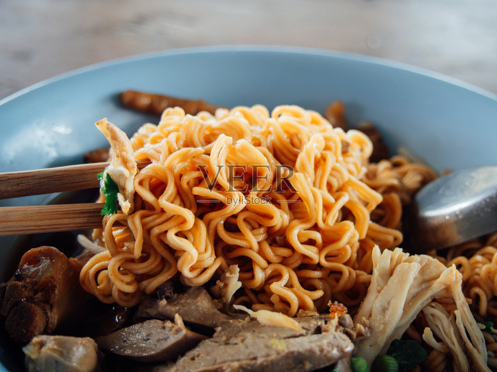 泰式鸡肉面条照片摄影图片