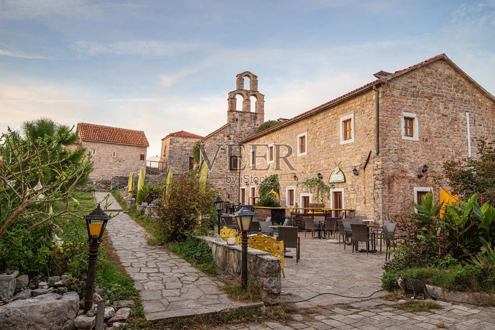 在黄昏时分,位于历史堡垒的石头餐厅设有户外座位,营造出迷人的氛围照片摄影图片