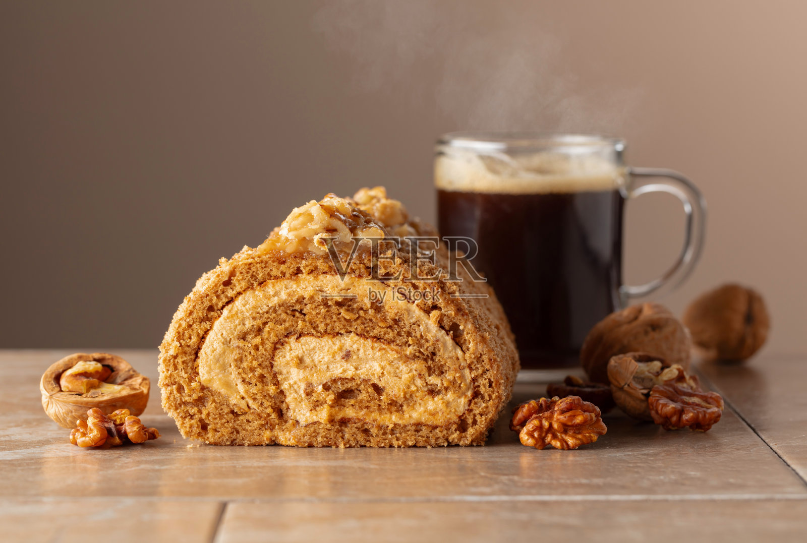 以胡桃和咖啡为主料的甜点，背景为米色。照片摄影图片