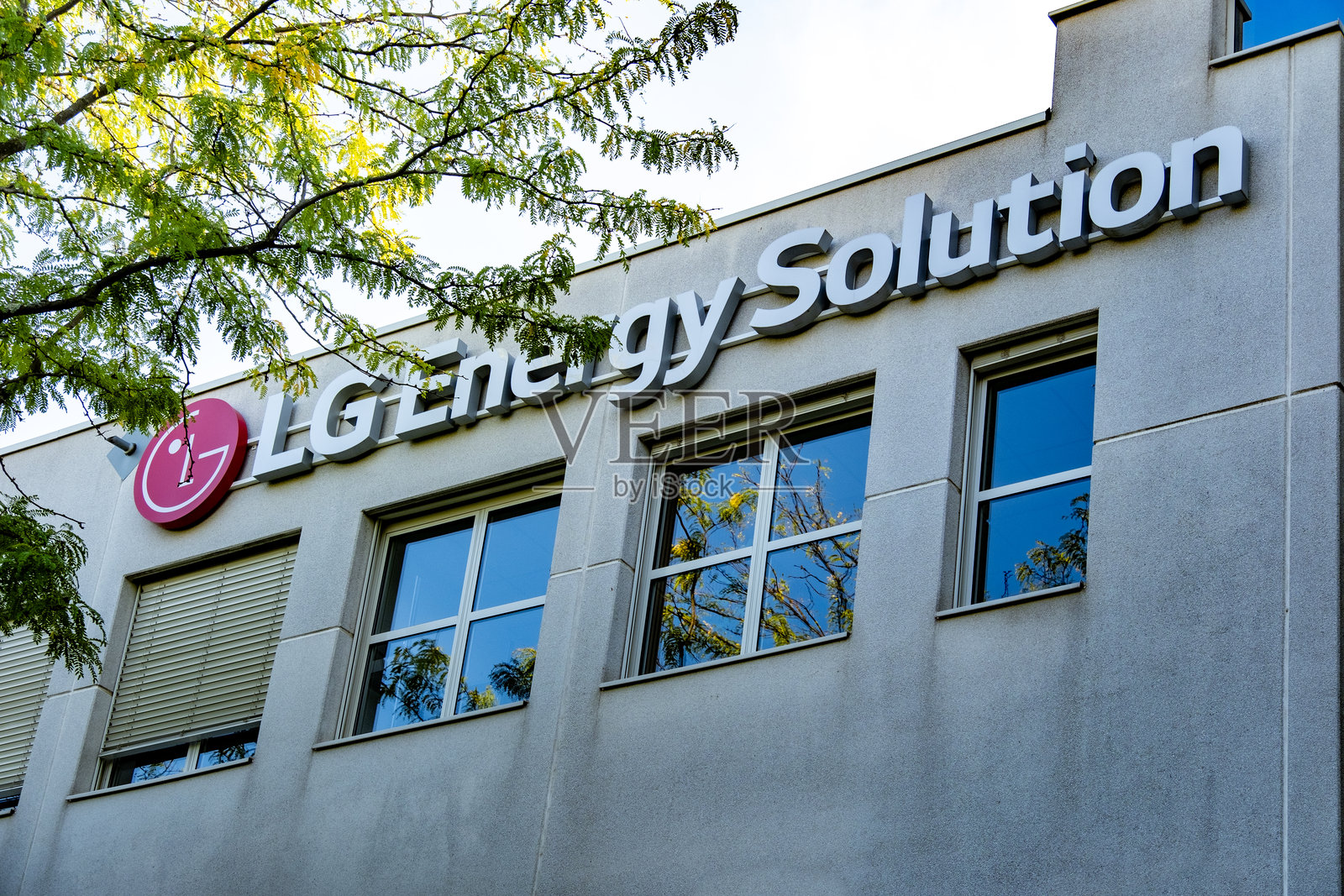 LGES标志位于现代建筑上,LG能源解决方案有限公司电池制造公司,技术创新与设备,法兰克福 - 2024年9月1日照片摄影图片
