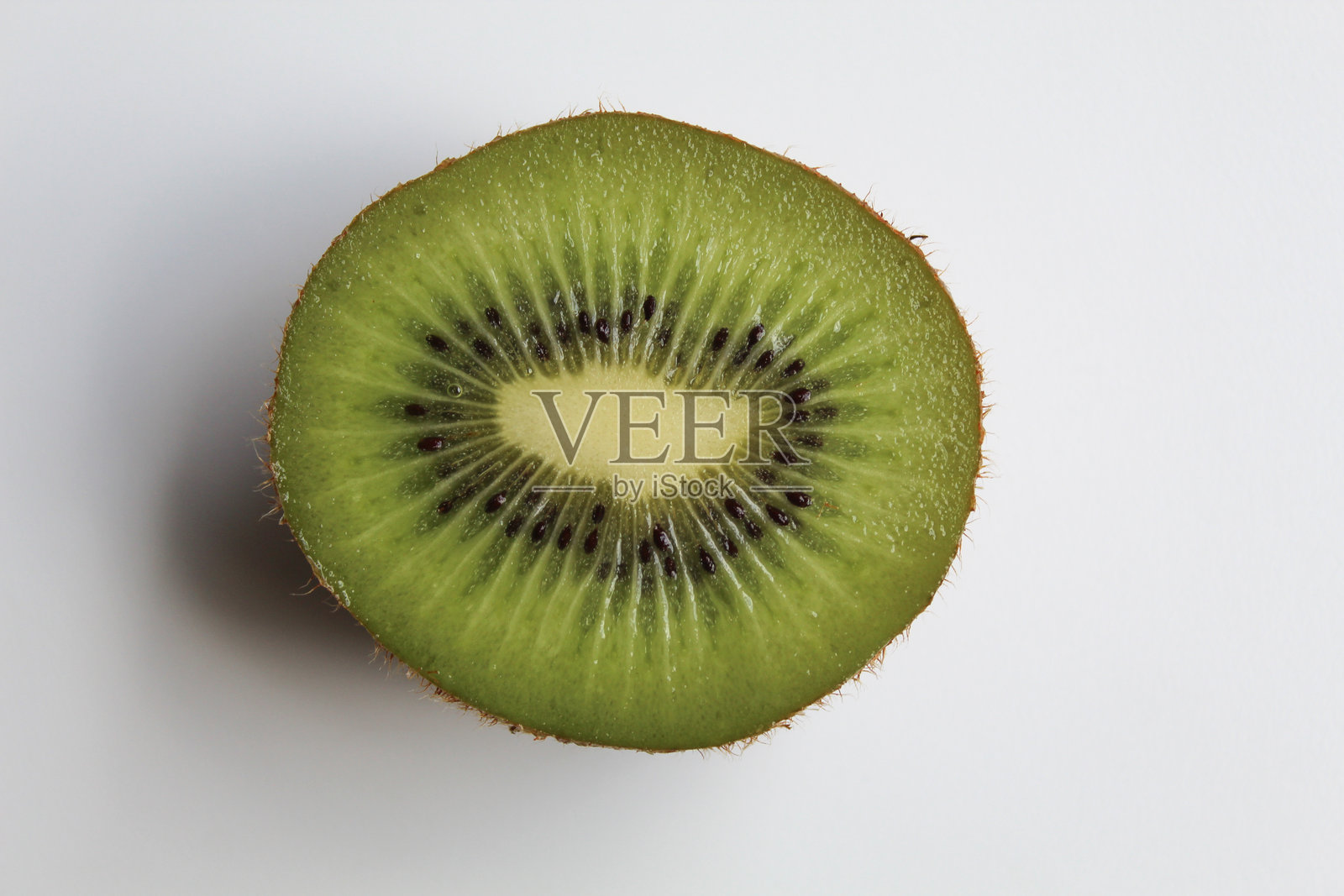 斜切的猕猴桃，孤立在白色背景上照片摄影图片