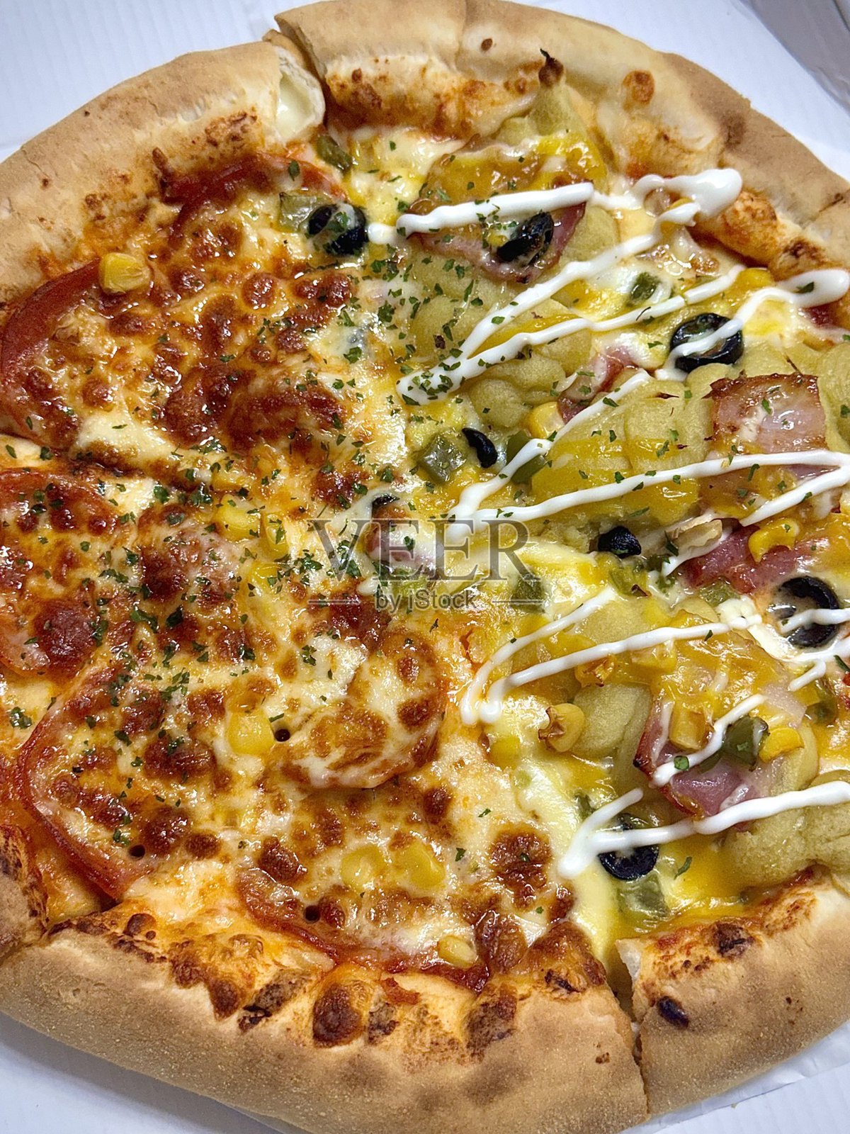 一款美味的披萨，金黄的外壳，融化的奶酪和美味的配料。非常适合与食品相关的设计、菜单或意大利主题项目，捕捉经典舒适菜肴的精髓。照片摄影图片