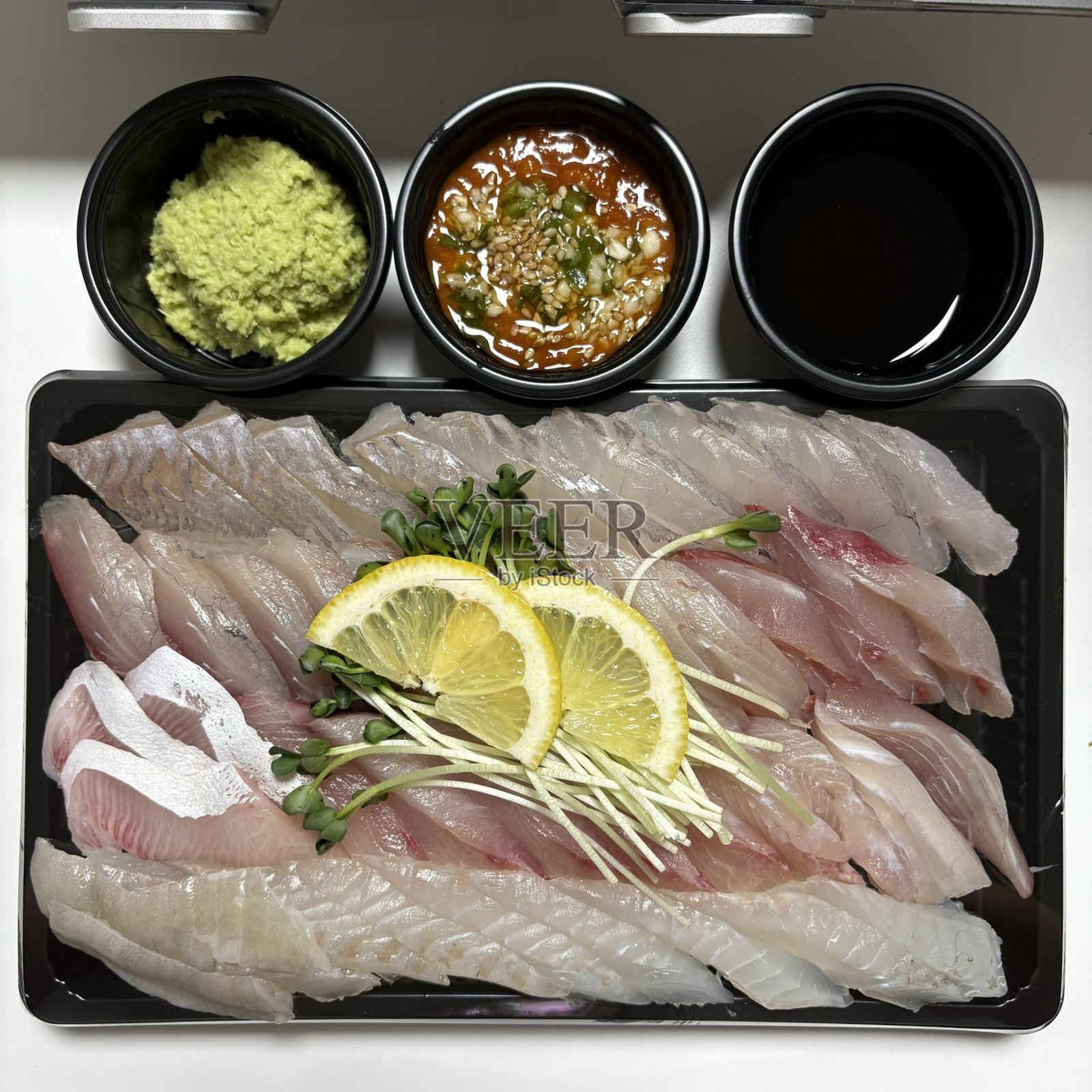 生鱼片是一种日本美食，特色是薄切生鱼，鲜嫩可口，精美摆盘，带来纯正而美味的体验。照片摄影图片