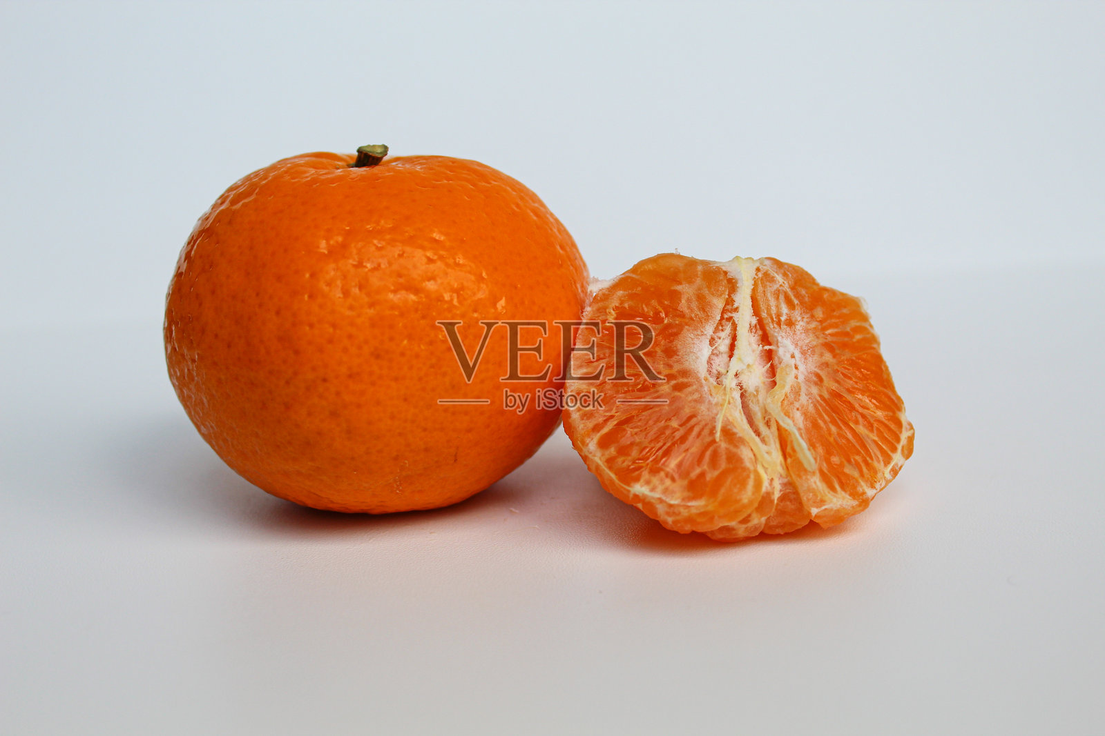 橙子去皮前后的对比，孤立在白色背景上照片摄影图片