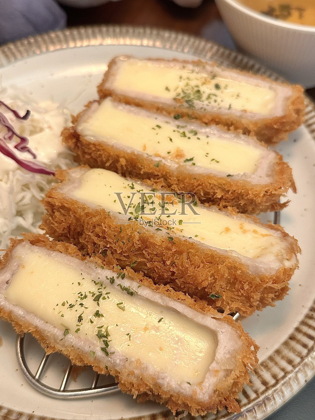 炸猪排配沙拉和米饭 - 酥脆的炸猪排，日式炸猪排，日本料理照片摄影图片