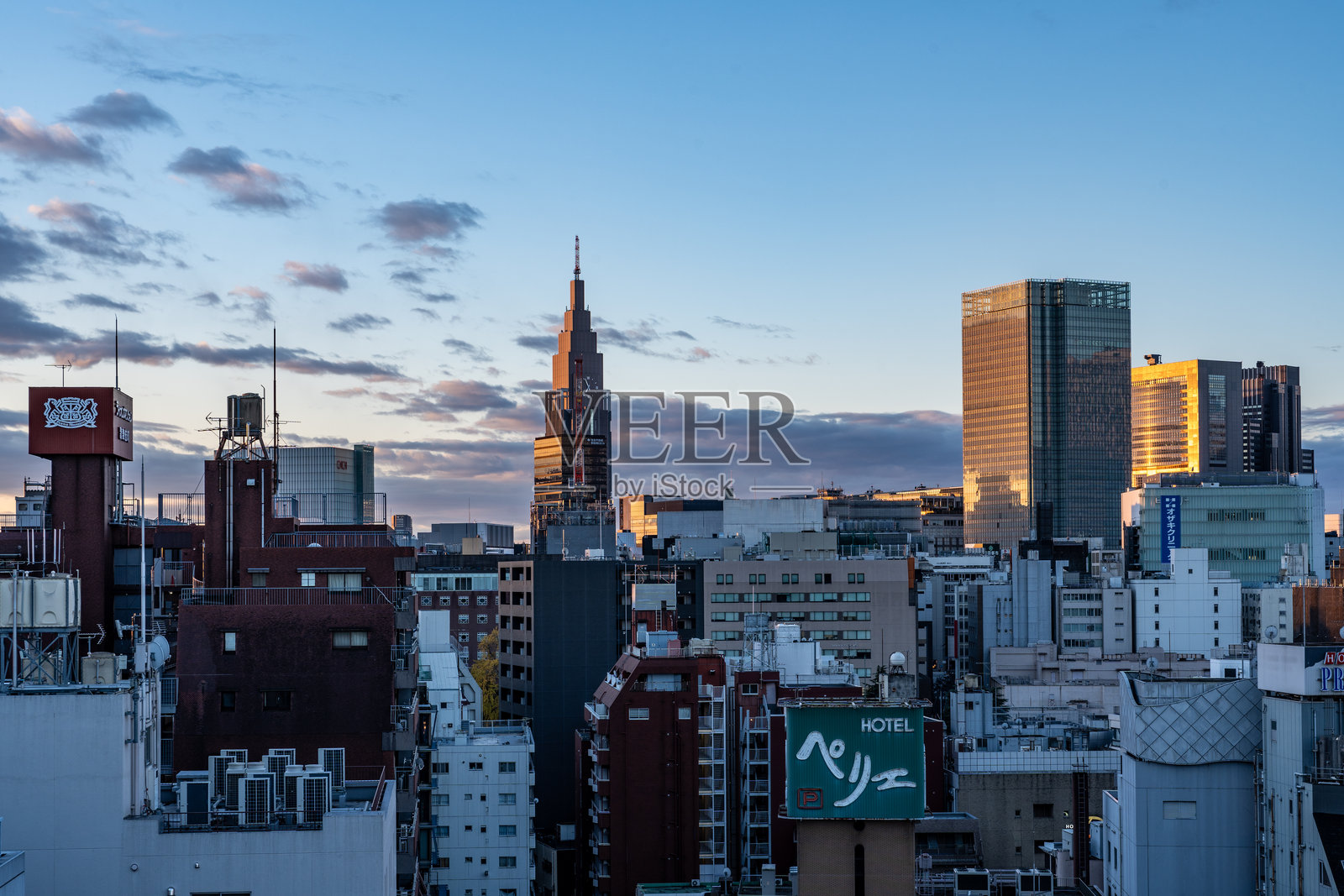 日本东京高楼大厦在色彩斑斓的清晨日出时的景观照片摄影图片