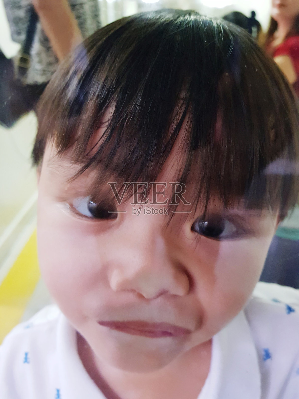 家中女孩的特写肖像照片摄影图片