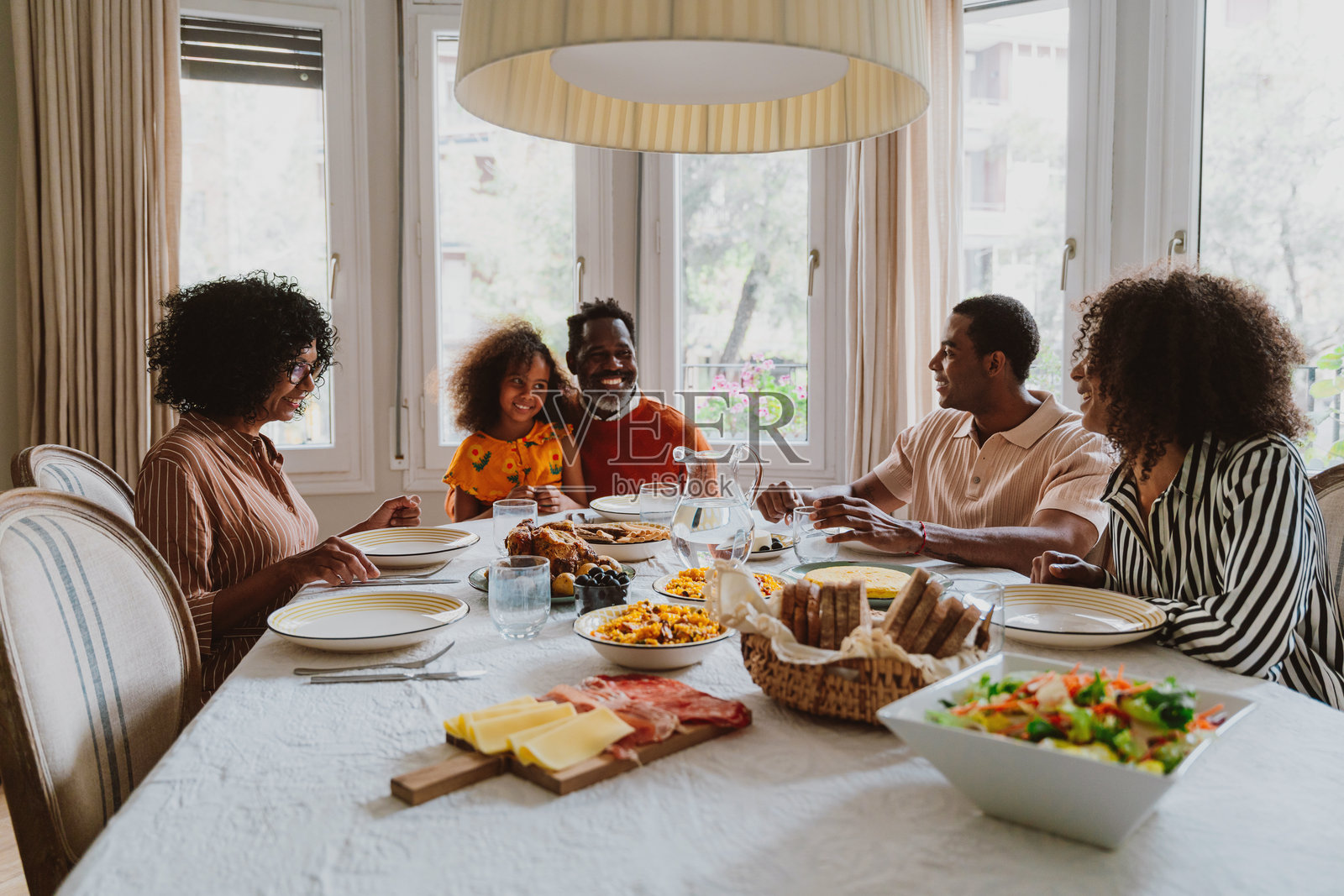假期里，家人团聚共进午餐。照片摄影图片
