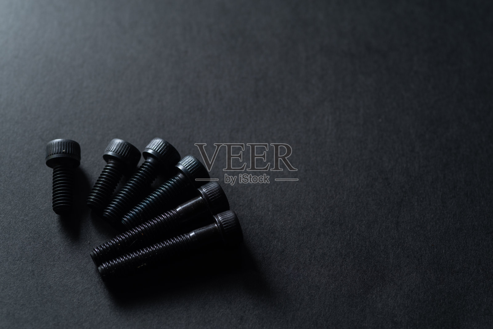 许多螺丝在黑色背景上照片摄影图片