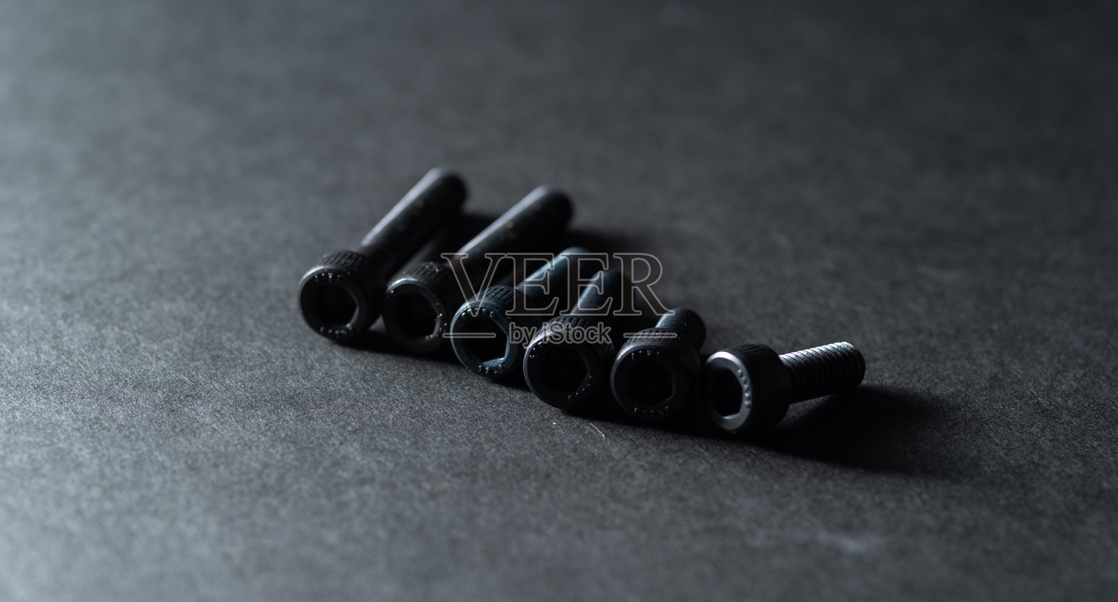 许多螺丝在黑色背景上照片摄影图片