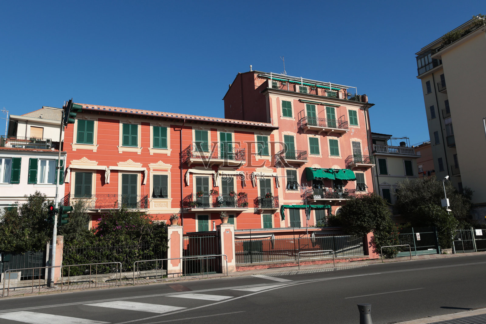 意大利塞斯特里·莱万特 - 2024年11月14日。阳光明媚的日子里，传统建筑和街道。照片摄影图片