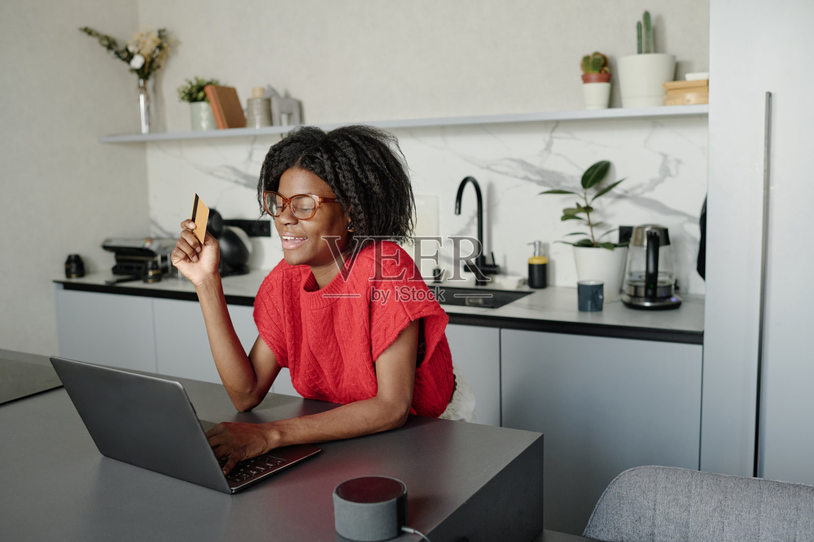 女性享受在线购物照片摄影图片