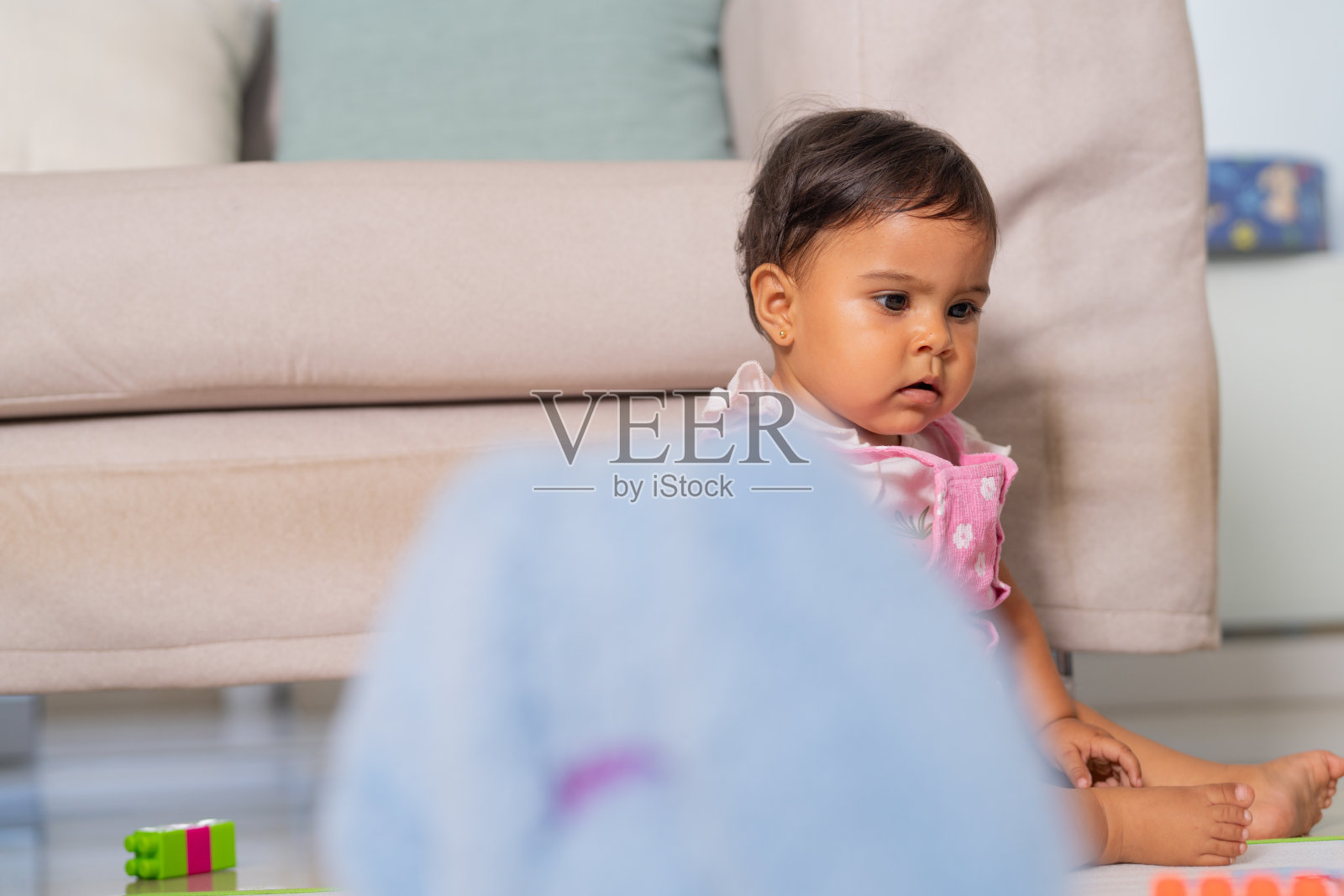 小女孩在家里地板上玩耍照片摄影图片