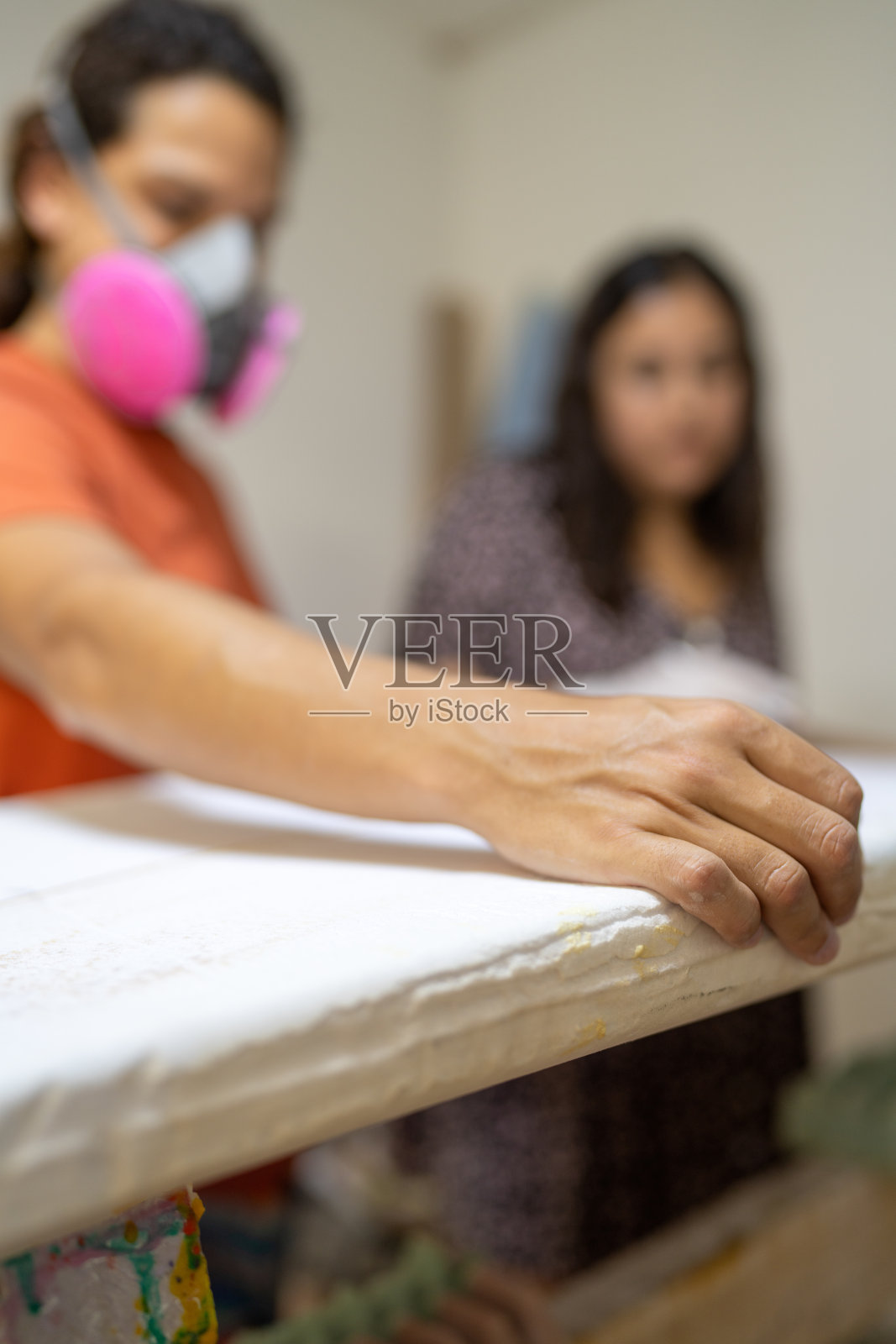 女工在修理冲浪板时将手放在板上休息照片摄影图片