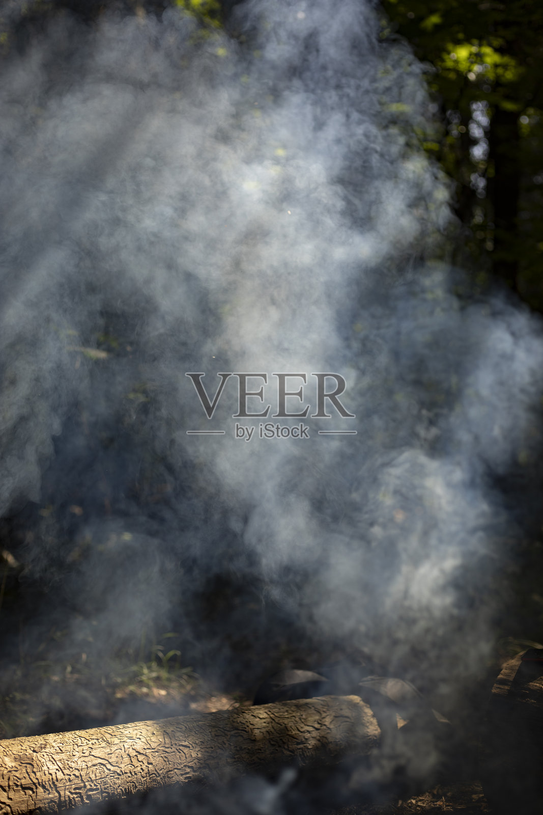 火灾产生的烟雾。烟雾的纹理。光线透过雾气。二氧化碳。照片摄影图片