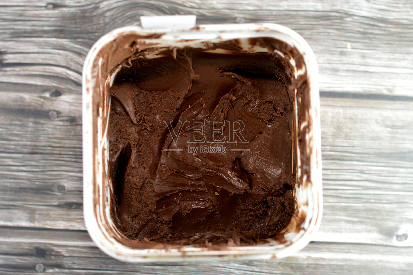 含榛子的柔滑巧克力可可脂替代品，加糖榛子可可酱照片摄影图片