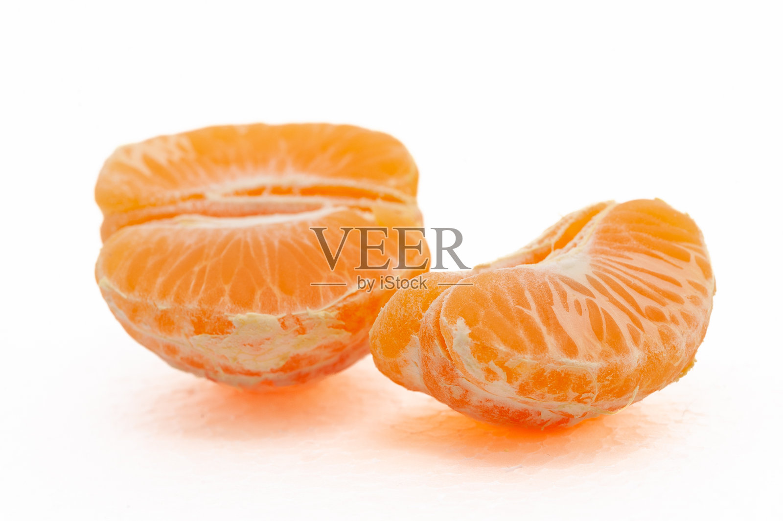 一个小橘子被切成两半照片摄影图片