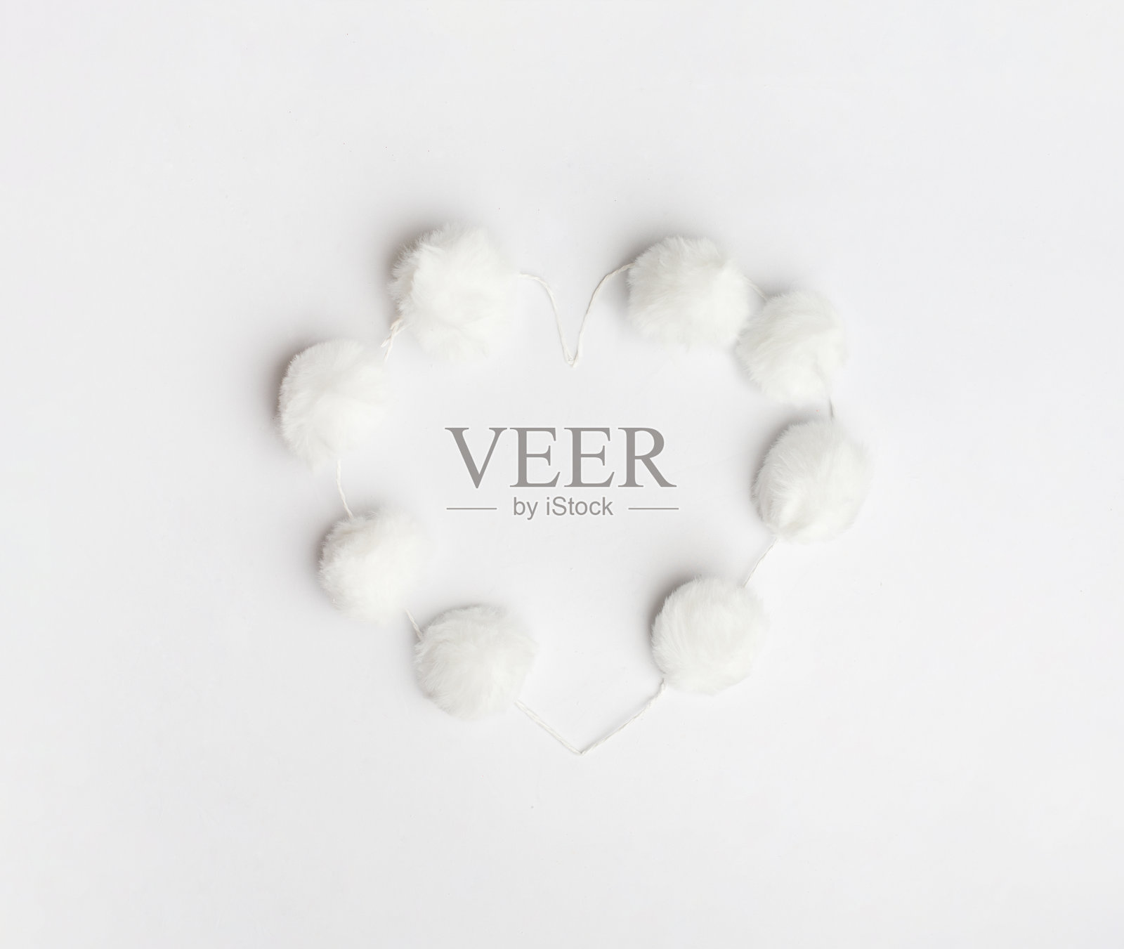 美丽的白色心形框架装饰在白色背景上照片摄影图片