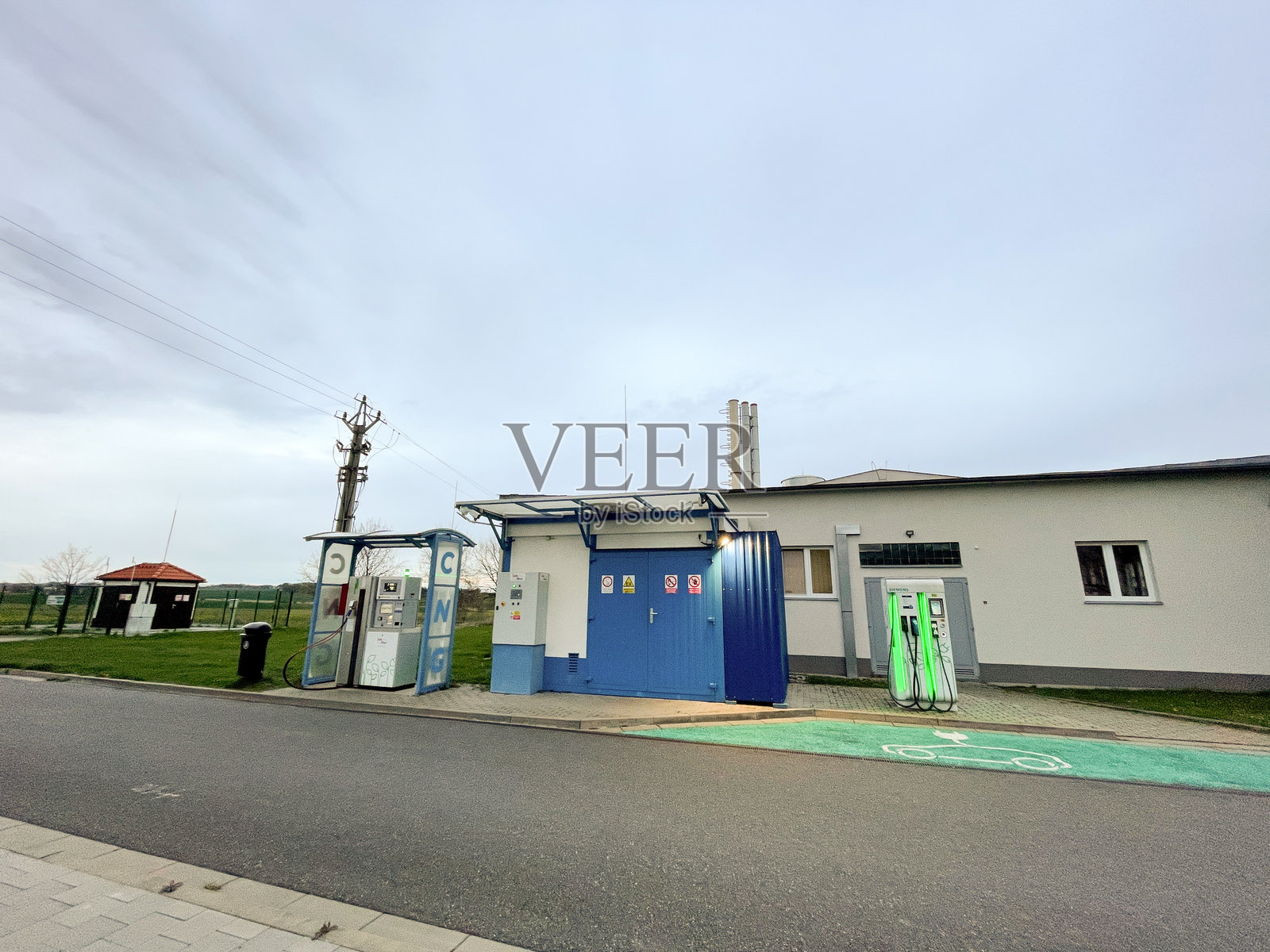 电动汽车充电站。照片摄影图片