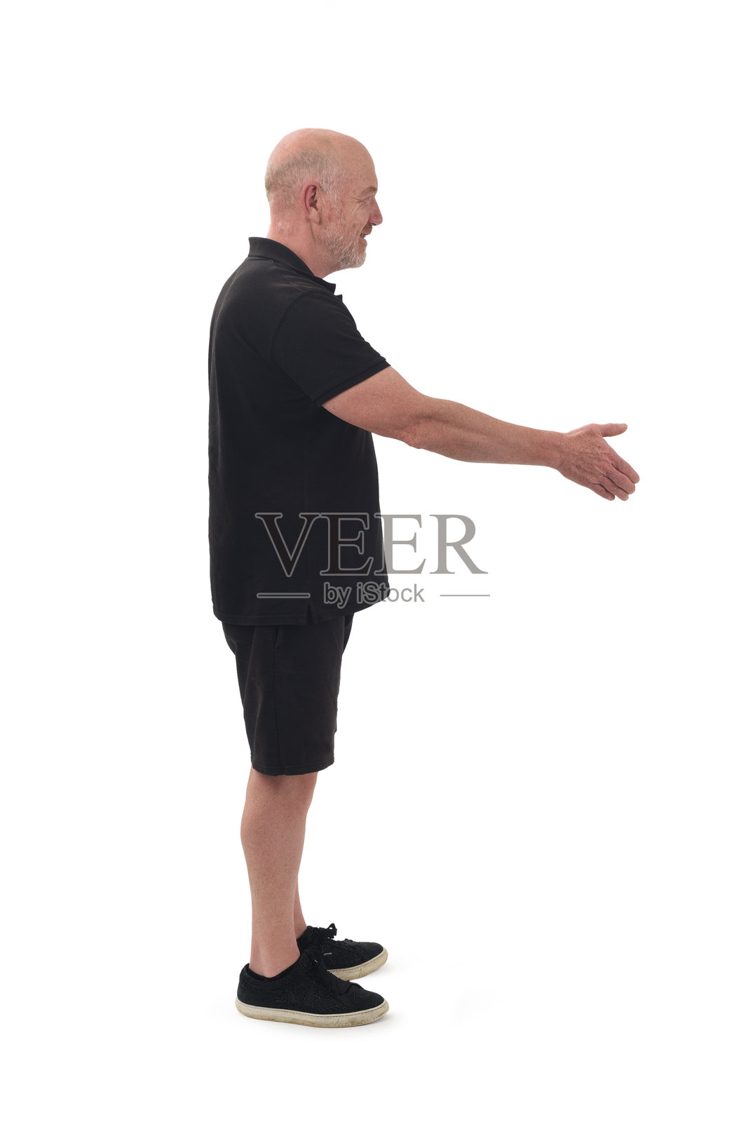 侧面视角的男人与一个虚构的人握手，背景为白色。照片摄影图片