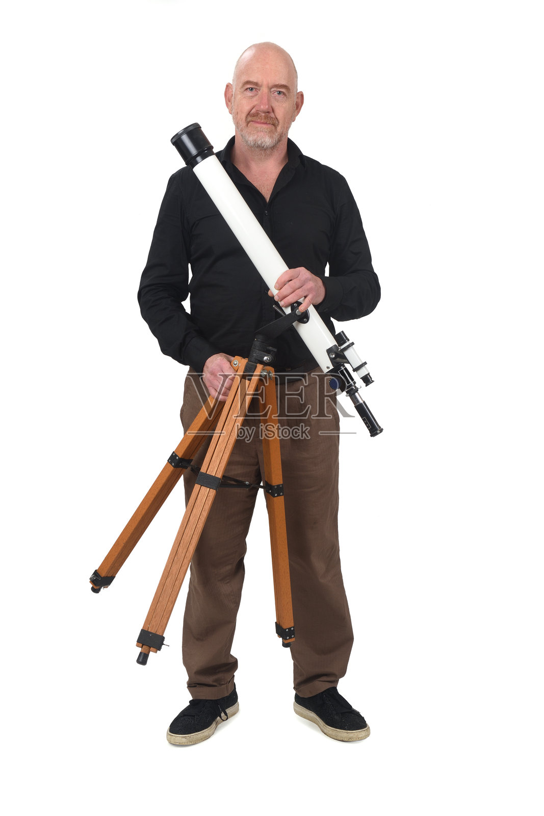 男人在白色背景上手持物品照片摄影图片