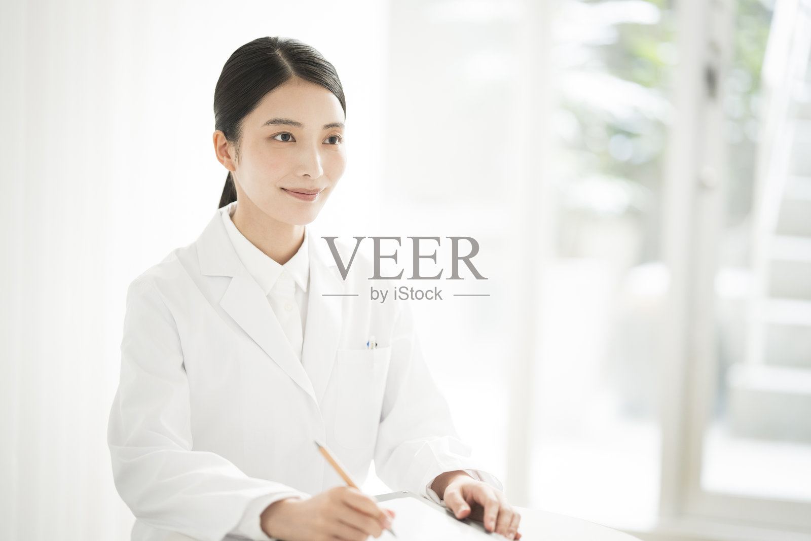 年轻的日本女性医务工作者照片摄影图片