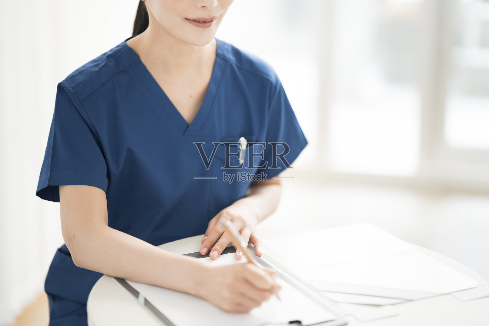 年轻的日本女性医务工作者照片摄影图片